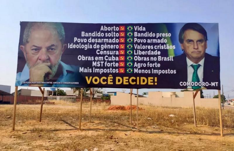 Justiça de Mato Grosso determina retirada de outdoor irregular que associa Bolsonaro a 'bandido preso' e Lula a 'bandido solto' 
