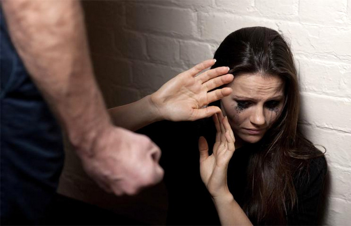 Mais de 500 mulheres são vítimas de agressão física a cada hora no Brasil