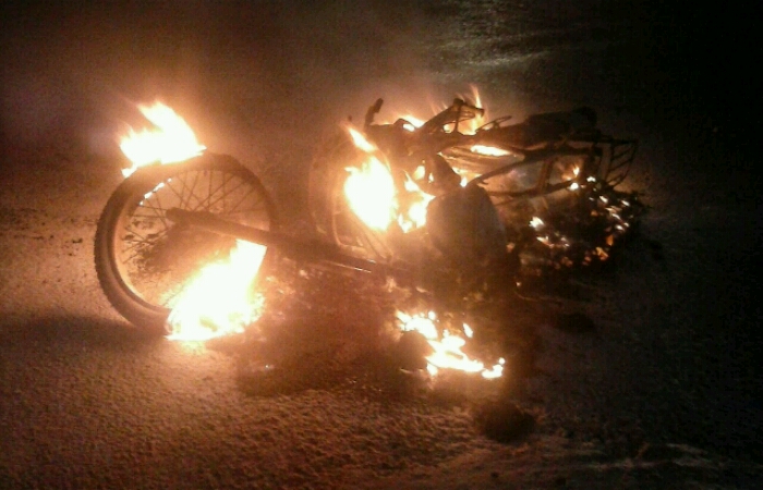 Moto pega fogo após colidir com outra na noite de domingo em Vila Rica