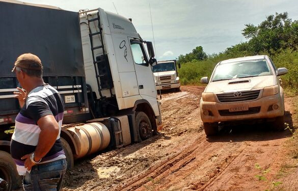 Caminhões ficam atolados nas MT-437 e 430 na região de São José do Xingu