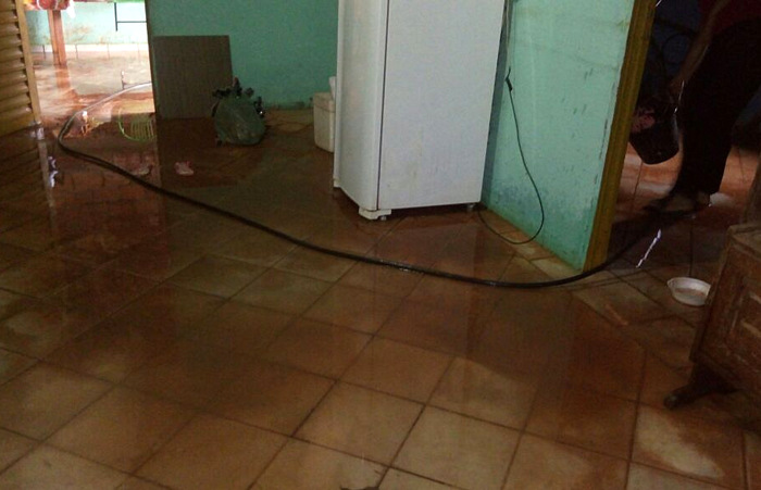 Chuva alaga residência em Vila Rica e moradora culpa Prefeitura