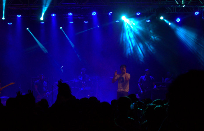 Na primeira noite de festa a banda Livres para Adorar fez uma apresentação de muito louvor e adoração em Vila Rica