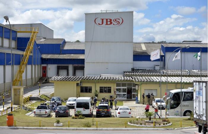 Decisão da JBS de não comprar mais gado à  vista preocupa setor em MT