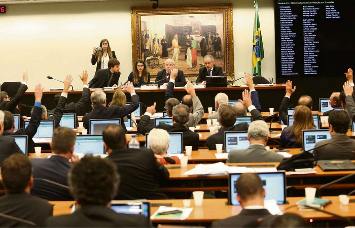 Comissão da Câmara aprova cláusula de barreira para partidos e fim das coligações