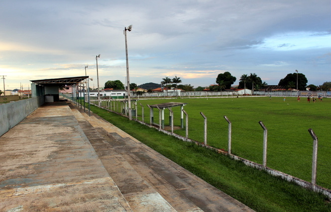 Deputado assegura recurso para iluminação de estádio em Vila Rica