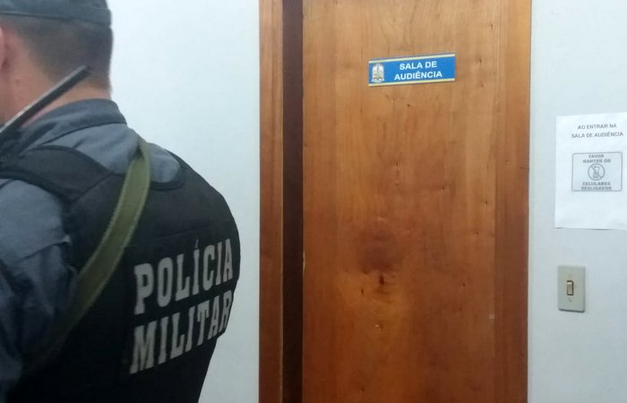 Homem invade sala de audiência, atira em juiz e é morto pela polícia em Vila Rica