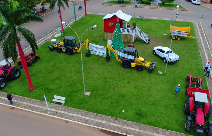 Prefeito de Vila Rica entrega mais de 800 mil reais em maquinários agrícolas para a Agricultura e Meio Ambiente