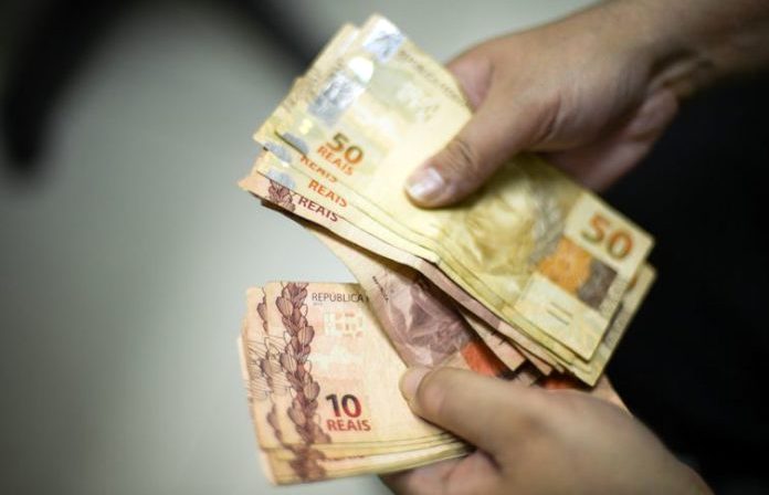 Bolsonaro assinará nesta terça-feira o salário mínimo de R$ 998