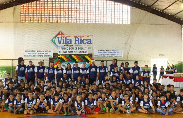 Secretaria de Educação realiza entrega de uniformes para crianças e jovens alunos da Escolinha de Iniciação Esportiva em Vila Rica