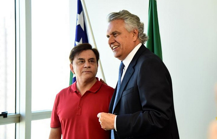 Chitãozinho é nomeado 'Embaixador do Araguaia' por Caiado apesar de processo por danos ambientais à região do rio