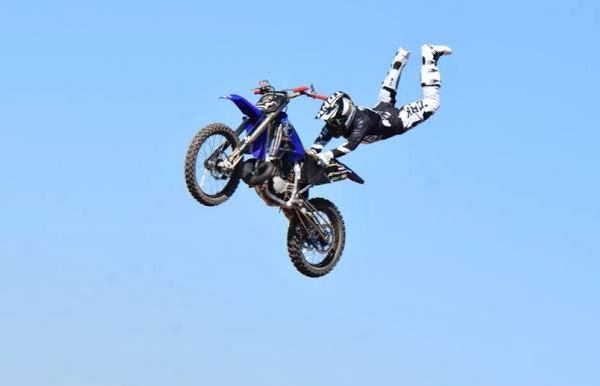Piloto mato-grossense cai durante salto de motocross