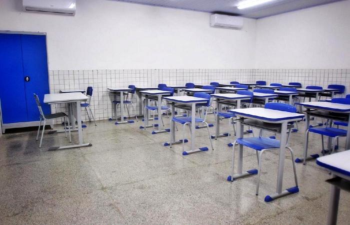 Governador atende prefeitos e adia retorno das aulas em Mato Grosso