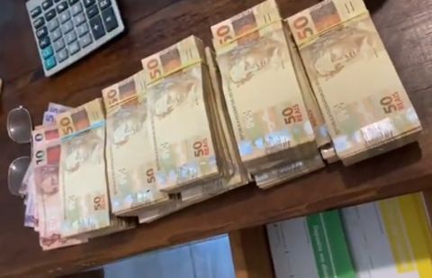 Vídeo mostra agente da PF encontrando R$ 60 mil em casa de alvo de operação em Confresa