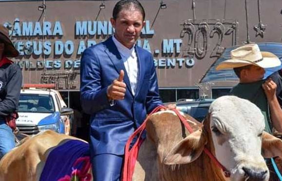 Prefeito da região Araguaia vira destaque nacional ao ir tomar posse montado em boi