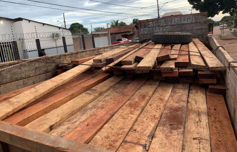 Polícia Civil apreende caminhão carregado com mais de 200 peças de madeiras sem nota fiscal em Confresa