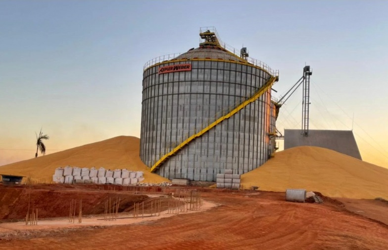 Silo fica abarrotado e 320 mil sacas de milho ficam do lado de fora em São José do Xingu