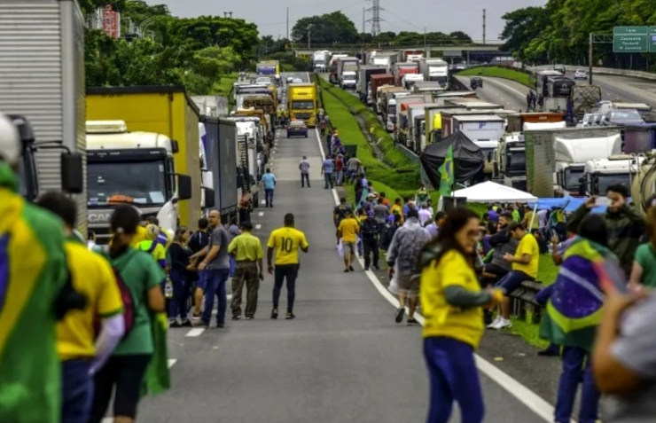 Bloqueios em trechos das rodovias de Mato Grosso começam chegar ao fim após 04 dias de protestos contra  o resultado das eleições